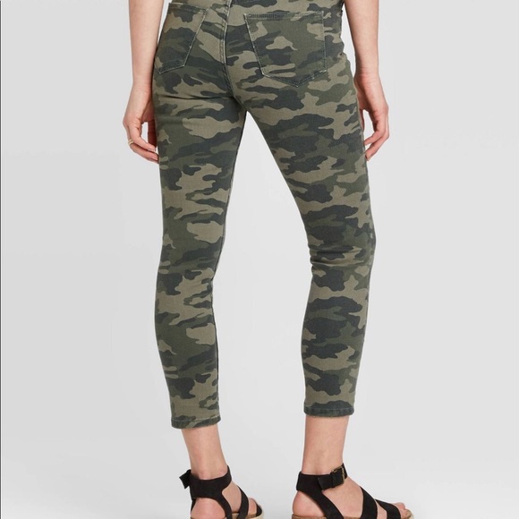 NWT Universal Threads Highrise Skinny Crop - Picture 3 of 8